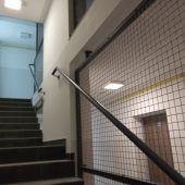 Korytarz i schody wewnątrz nowego budynku