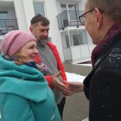 Mężczyzna gratuluje drugiemu mężczyxnie i kobiecie