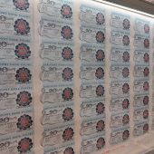 Banknoty w gablotach