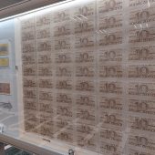 Banknoty w gablotach