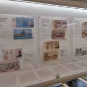 Banknoty w gablotach