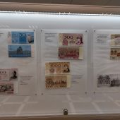 Banknoty w gablotach