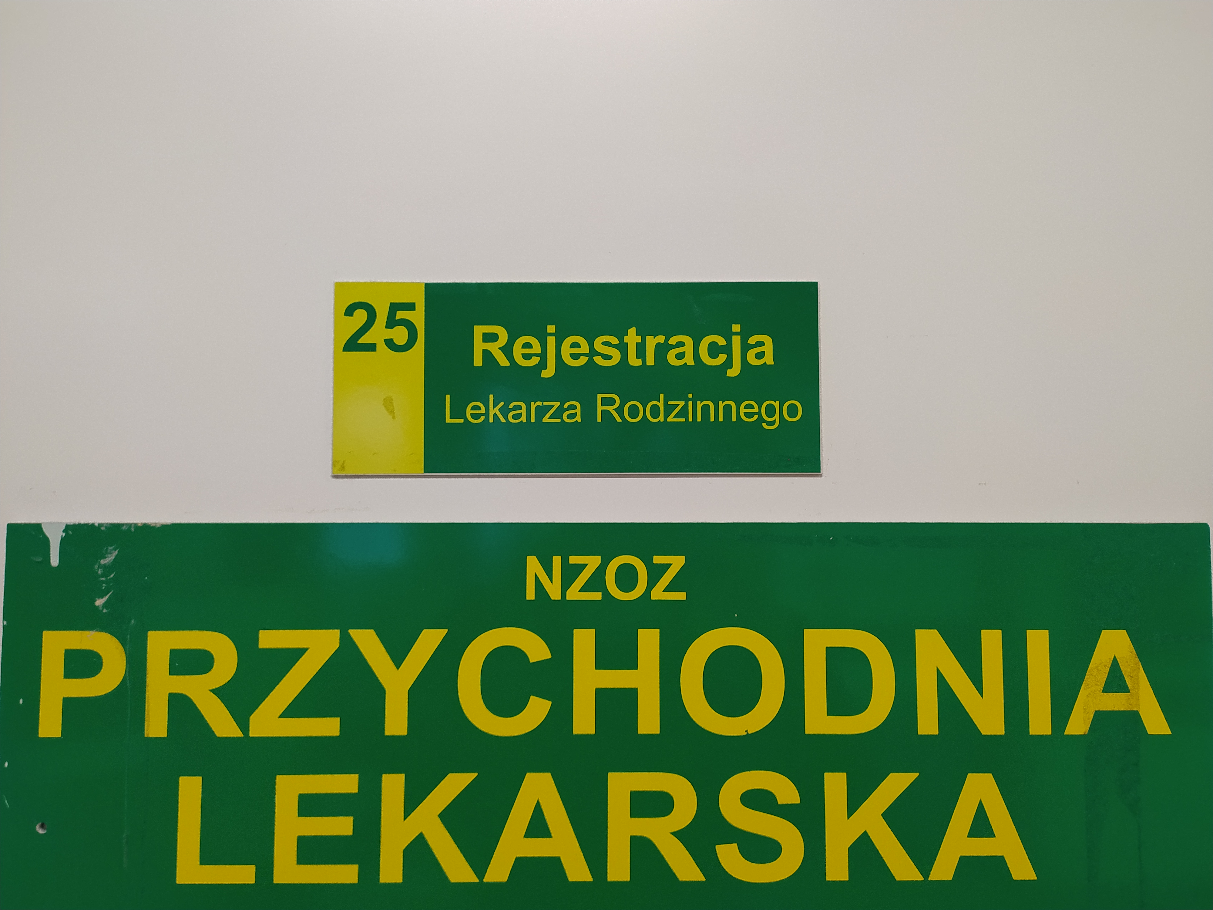 Dwie tabliczki z napisem "Rejestracja lekarza rodzinnego" i "NZOZ przychodnia lekarska"