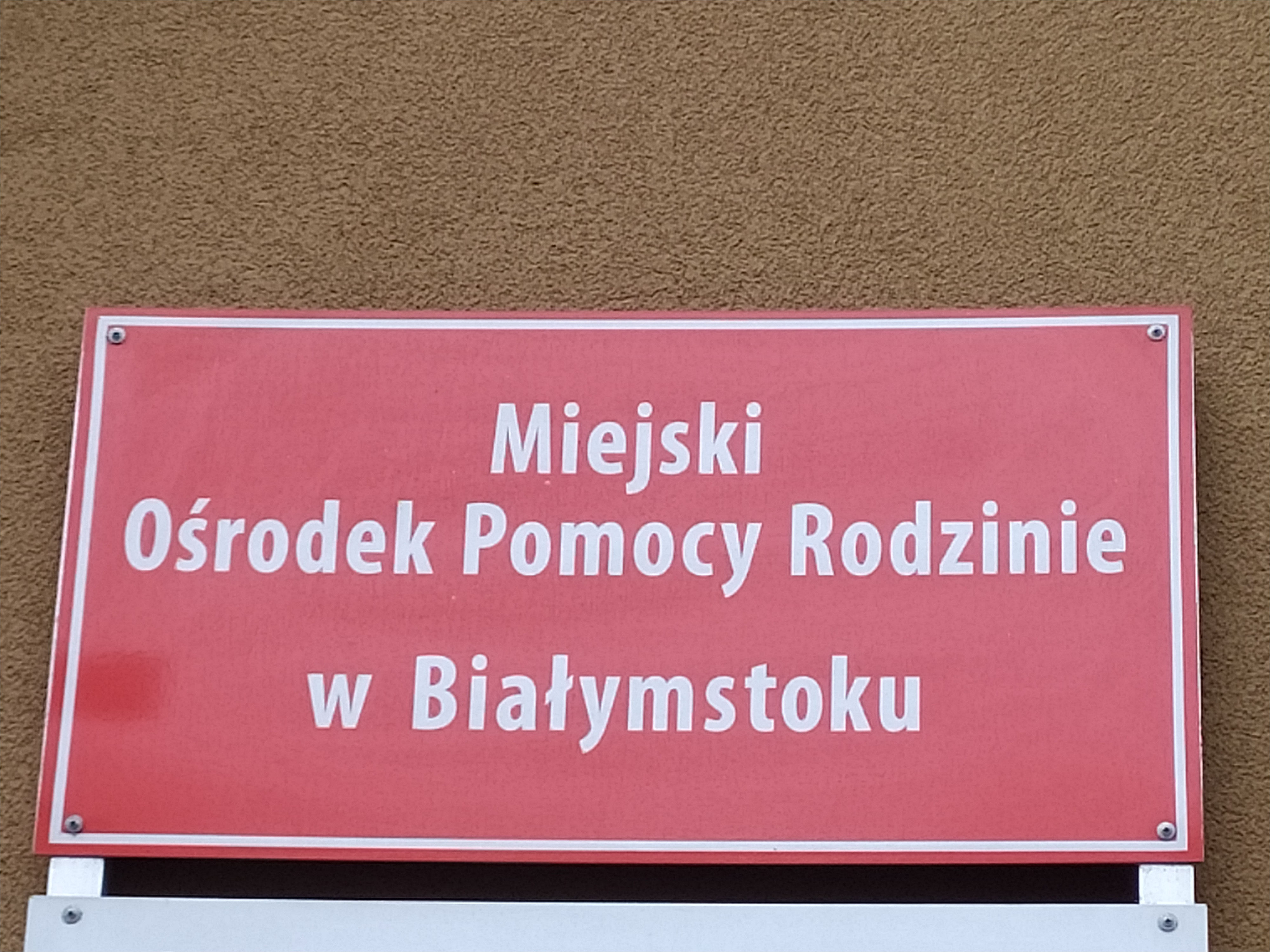 Tabliczka z napisem Miejski Ośrodek Pomocy Rodzinie w Białymstoku