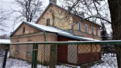 Stary budynek z cegły w zimowej aurze