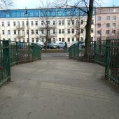Mostek z zawieszonymi kłódkami