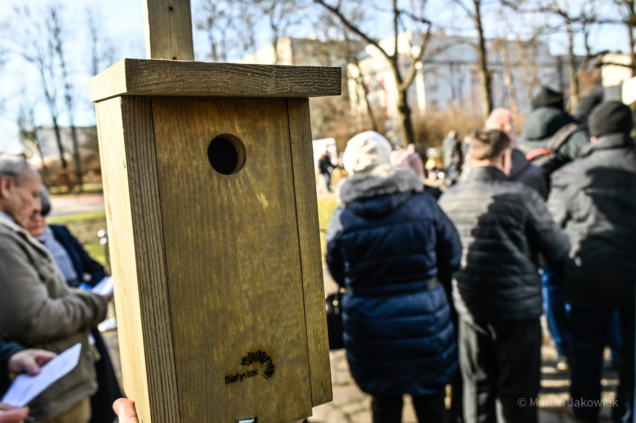 Kolejka osób w parku po budki lęgowe