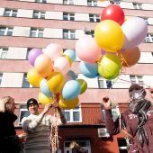Ludzie trzymają kolorowe balony