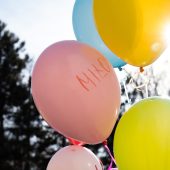 Kolorowe balony z napisami