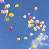 Kolorowe balony na niebie