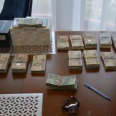 Na stole leżą zabezpieczoen banknoty