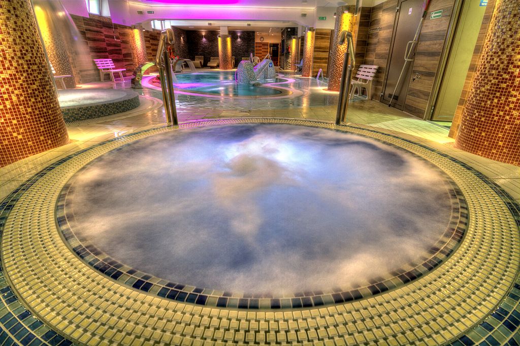 jacuzzi w strefie relaksu