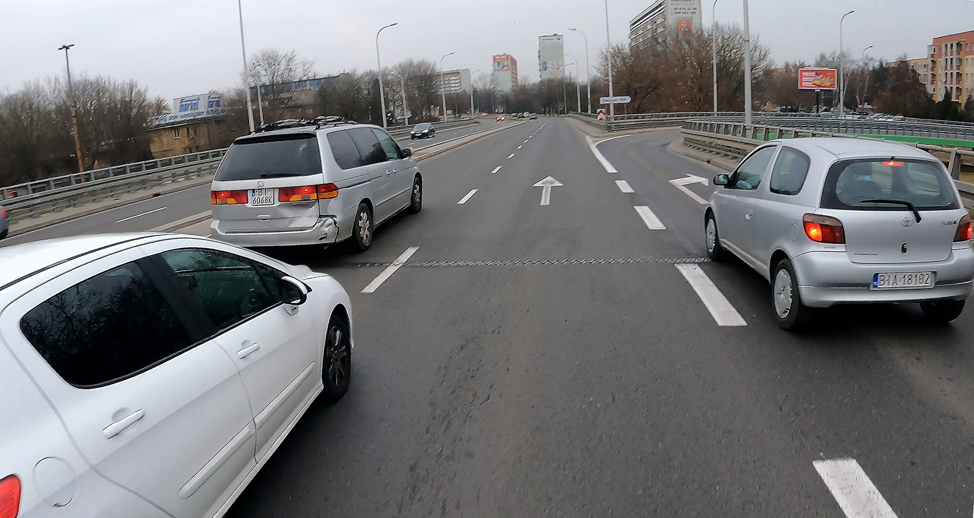 Samochody jadą po wiadukcie