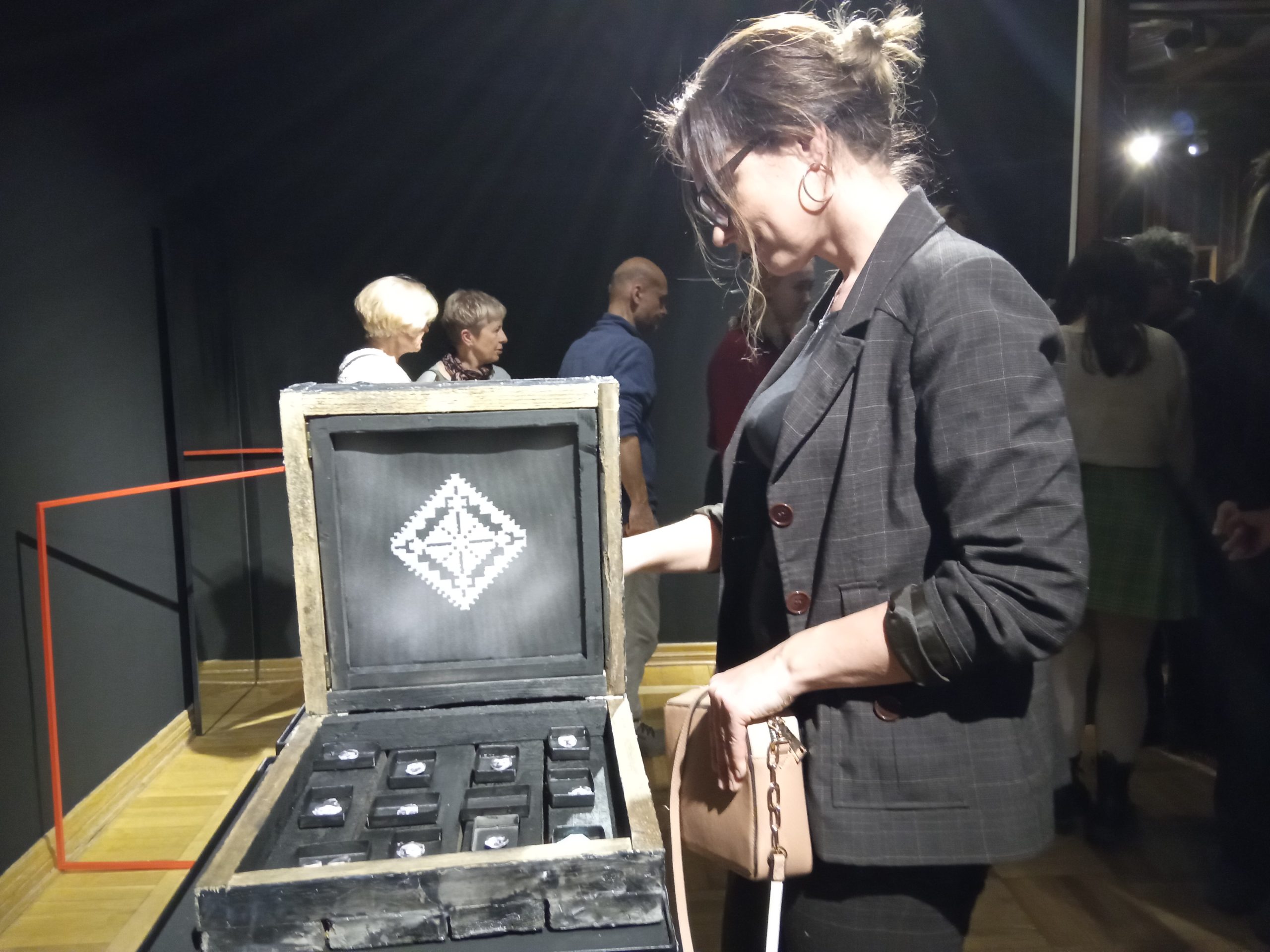 Kobieta ogląda prace na wystawie w muzeum