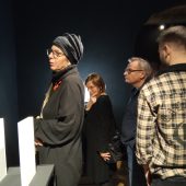 Ludzie oglądają wystawę w muzeum