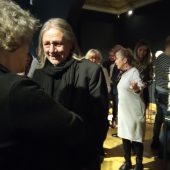 Ludzie oglądają wystawę w muzeum, rozmawiają ze sobą