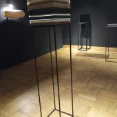 Trzy eksponaty na wystawie w sali muzeum