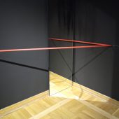 Praca eksponat lustro taśma na wystawie w muzeum