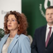 Kobieta przemawia przed mikrofonem.