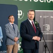 Mężczyzna przemawia przed mikrofonem.