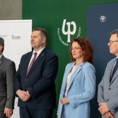 Cztery osoby pozują do zdjęcia.