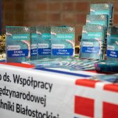 Stół z ulotkami