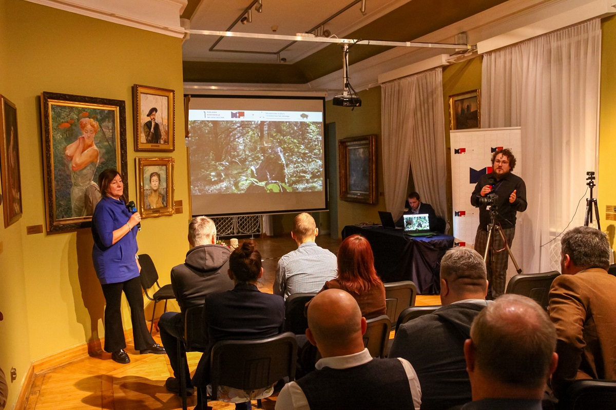 Sala wypełniona uczestnikami konferencji naukowej