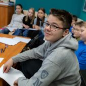 Grupa uczniów w studiu radia