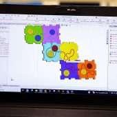 Wzór urządzenia w kształcie puzzli wyświetlony na ekranie laptopa