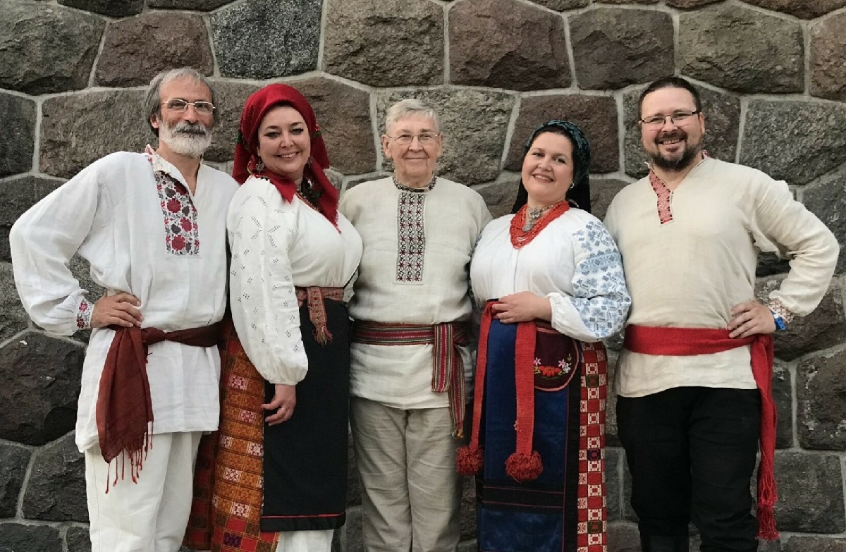 Pięcioro ludowych muzyków w tradycyjnych strojach