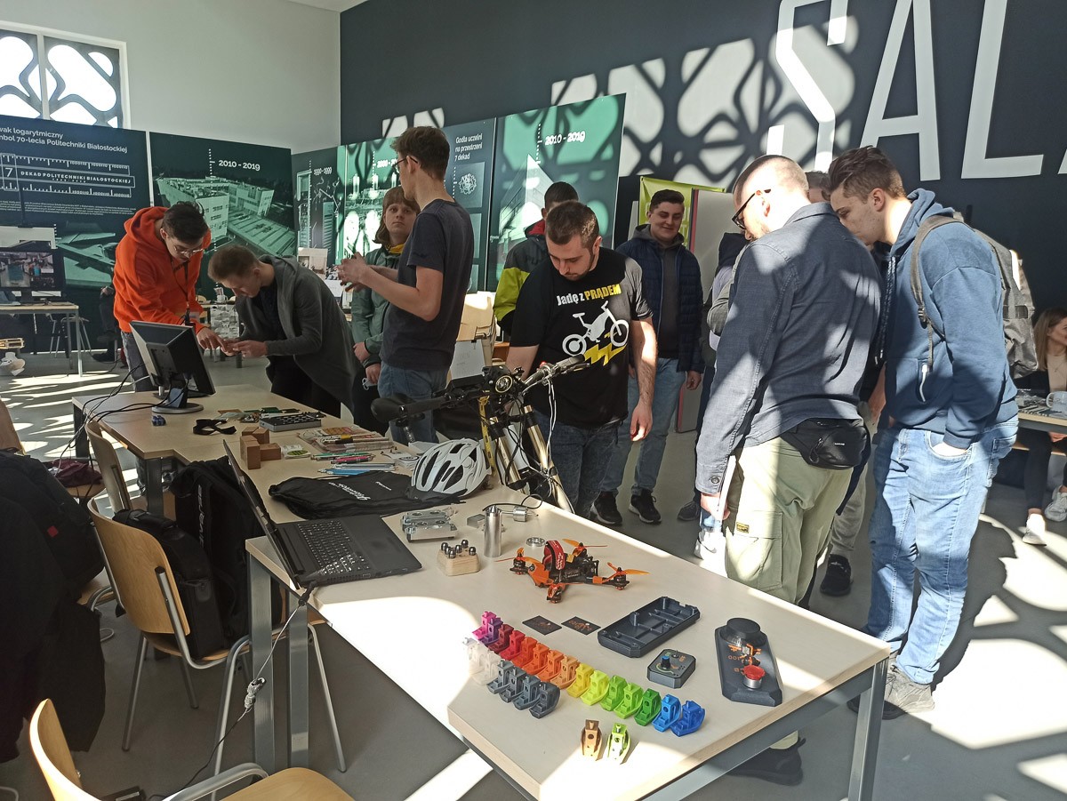 Tłum ludzi przy stoiskach