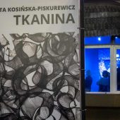 Plakat przedstawia nazwę wystawy.