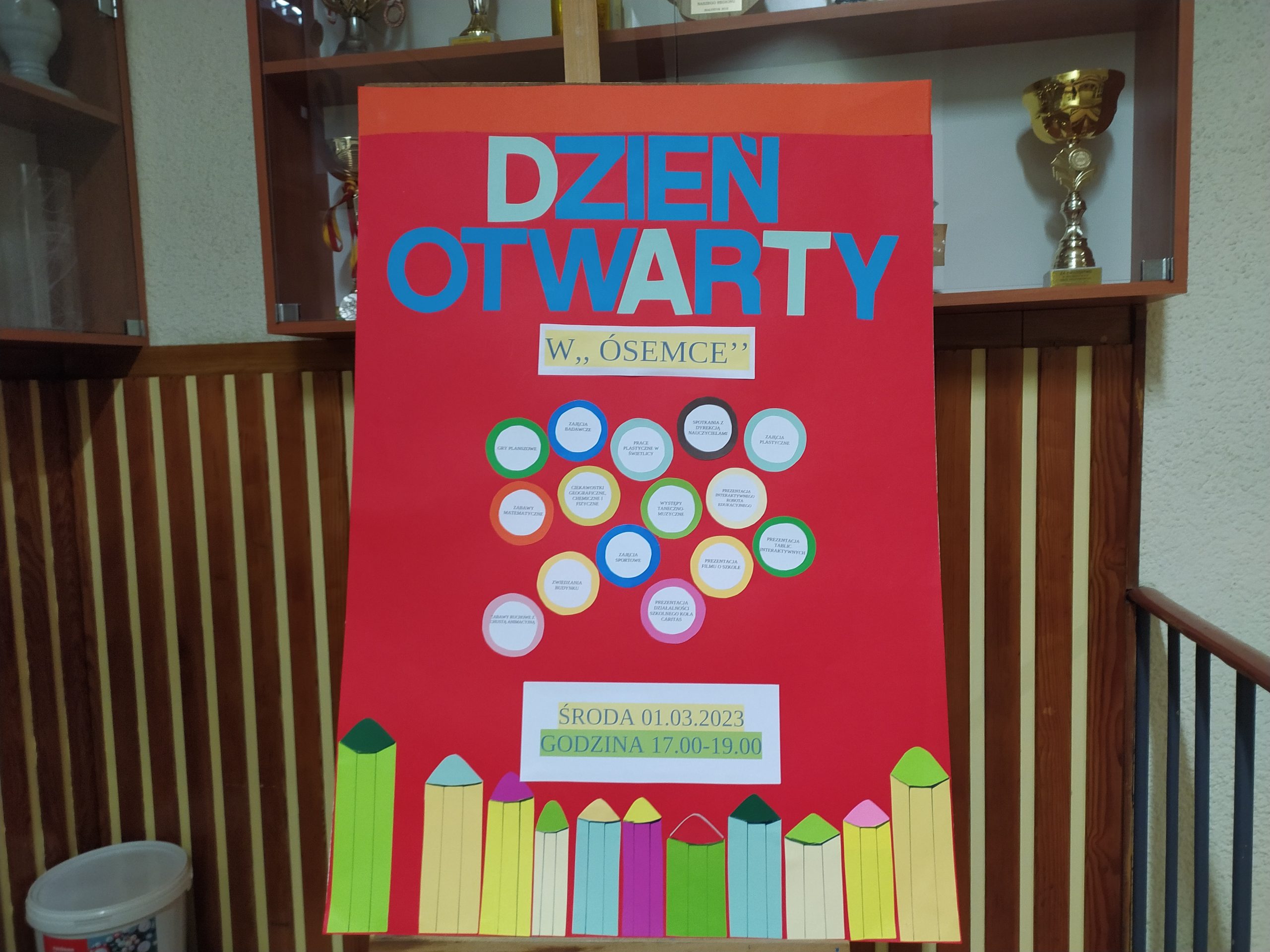 Plakat zrobiony przez dzieci z napisem "Dzień otwarty"