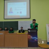 Wykładowca przemawia z katedry