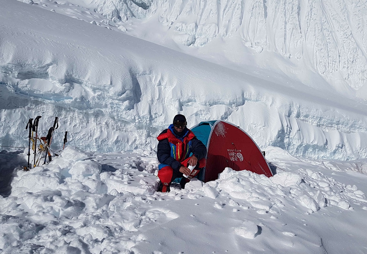 Mężczyzna podczas wyprawy na Manaslu