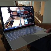 Na ekranie laptopa prezentacja drukowania klawiatury
