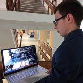 Uczeń prezentuje na ekranie proces drukowania ekologicznej klawiatury