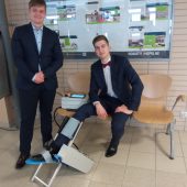 Dwóch uczniów pokazuje projekt urządzenie do rehabilitacji stawu skokowego