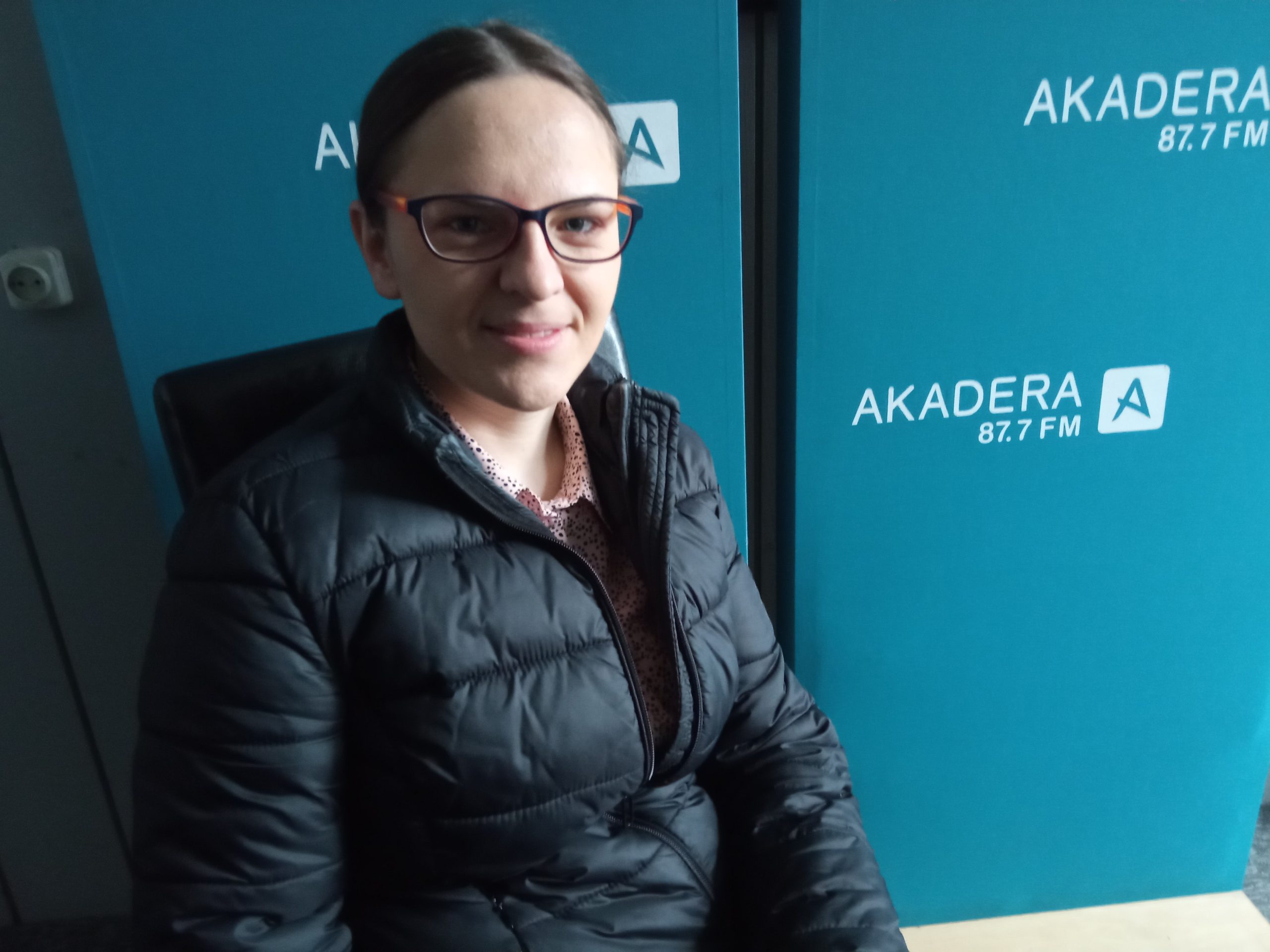 Młoda kobieta siedzi na krześle