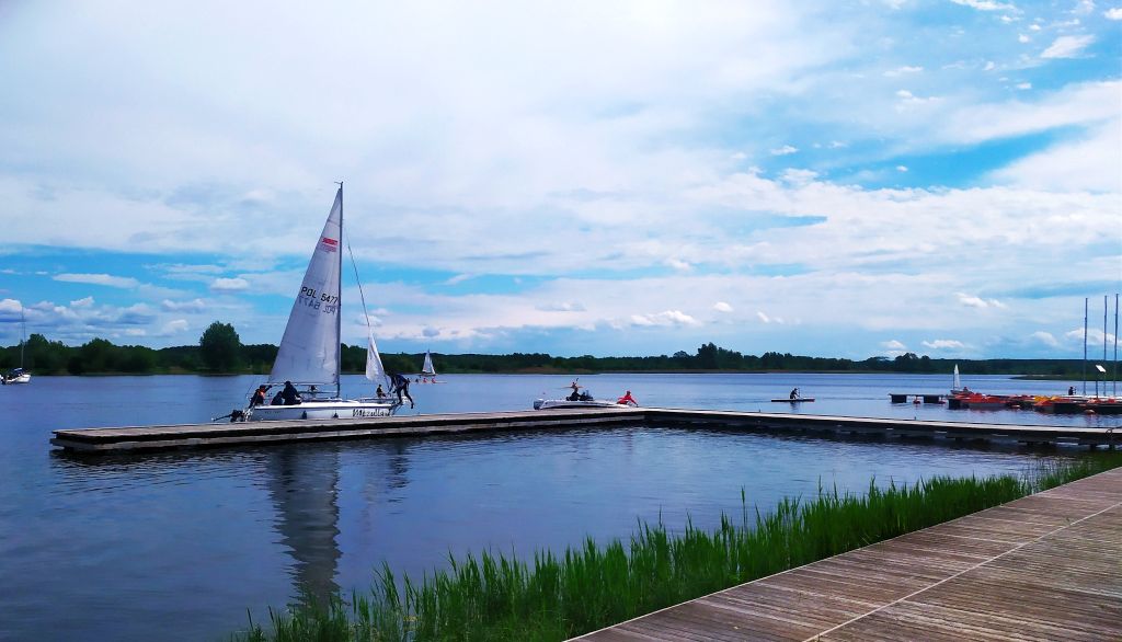 Żaglówka i pomost nad zalewem