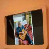 Zdjęcie mężczyzny grającego na gitarze