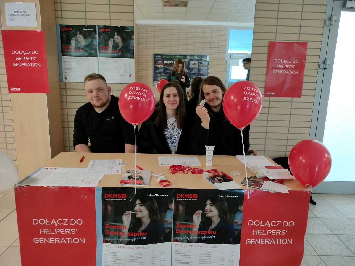 Studenci przy stoisku akcji