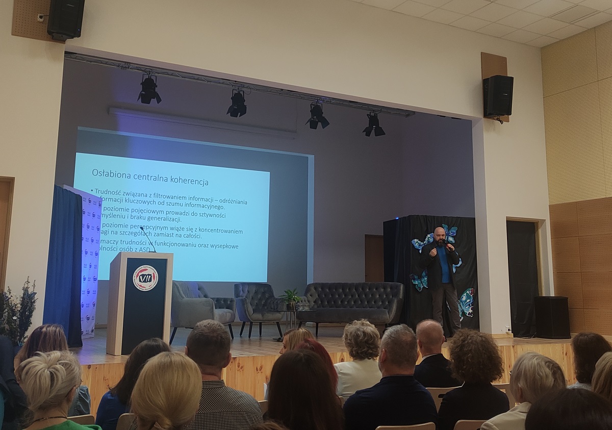 Konferencja "Zaświeć się na niebiesko dla młodzieży ze spektrum autyzmu"