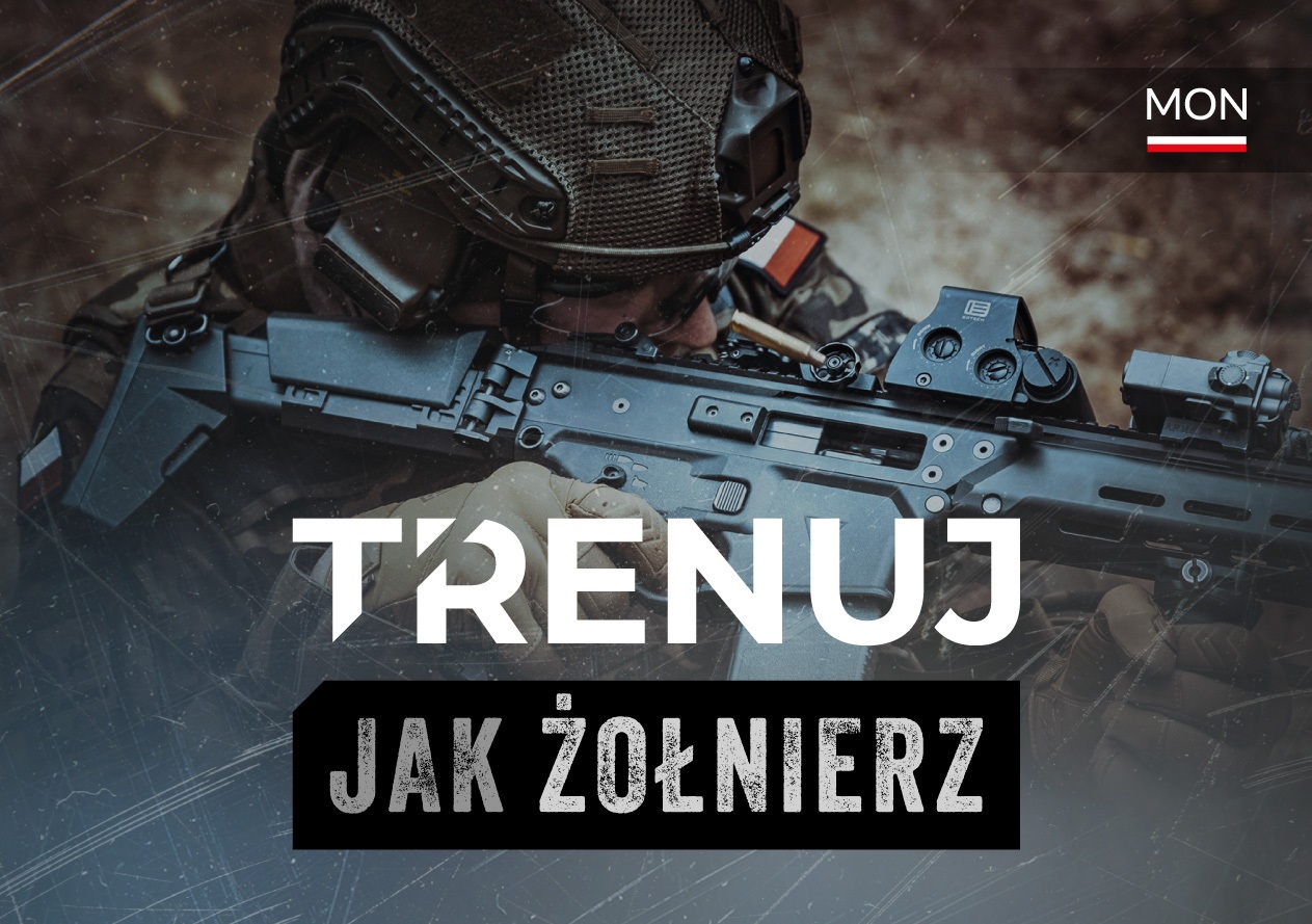 Głowa żołnierza w hełmie z karabinem przy twarzy.