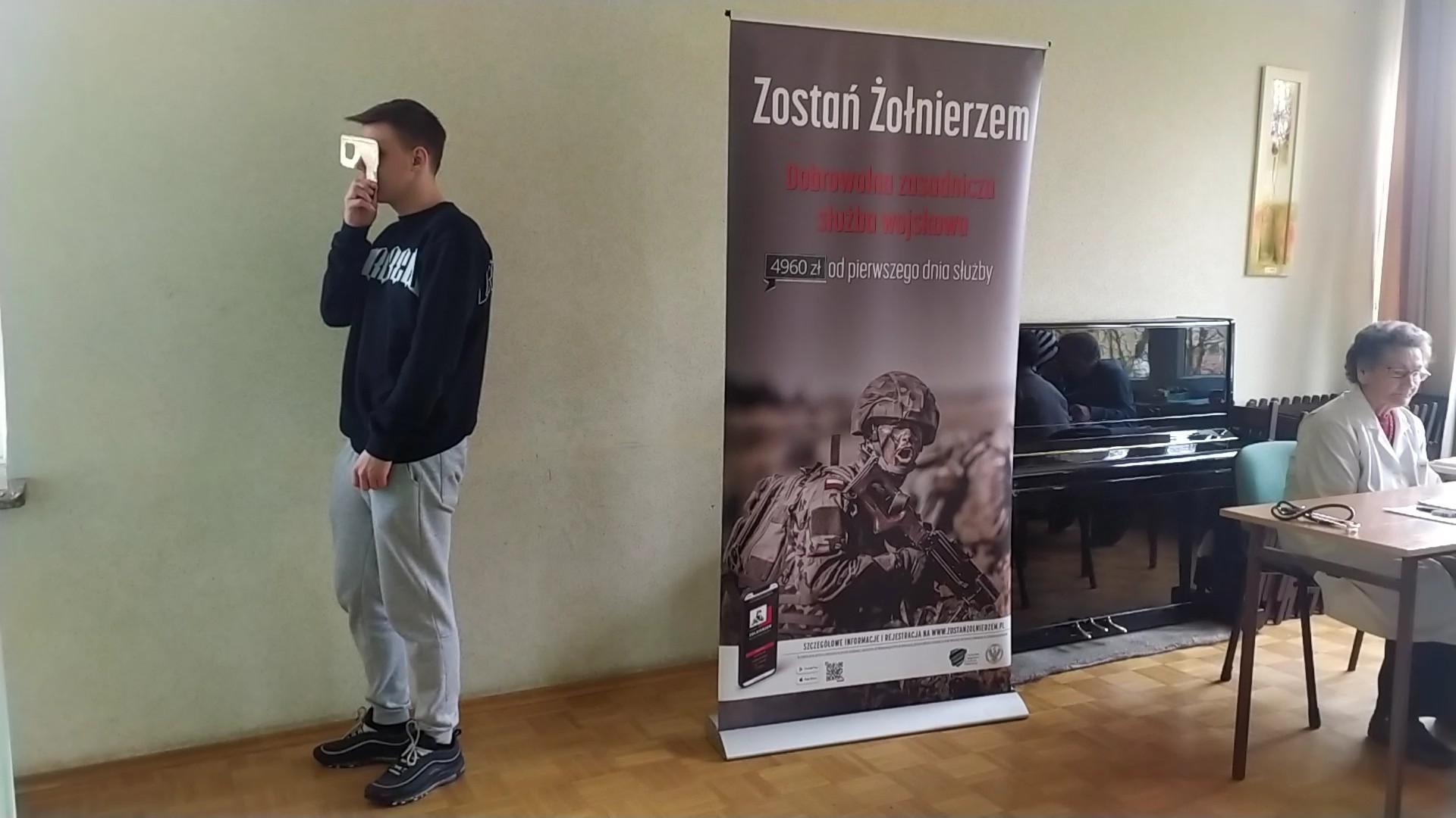 Młody mężczyzna na kwalifikacji wojskowej.