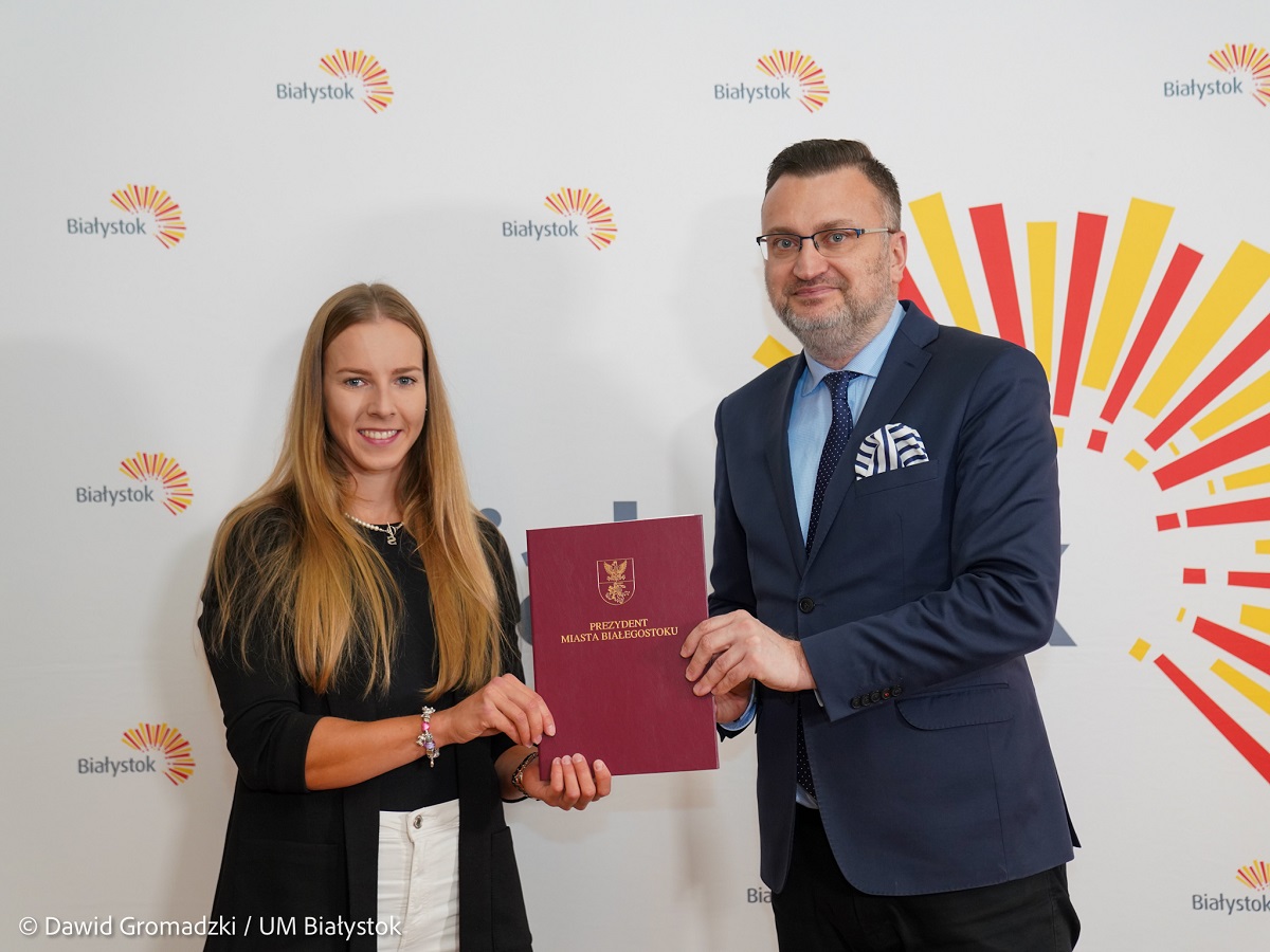 Sylwia Szczerbińska i Rafał Rudnicki po podpisaniu umowy o współpracę