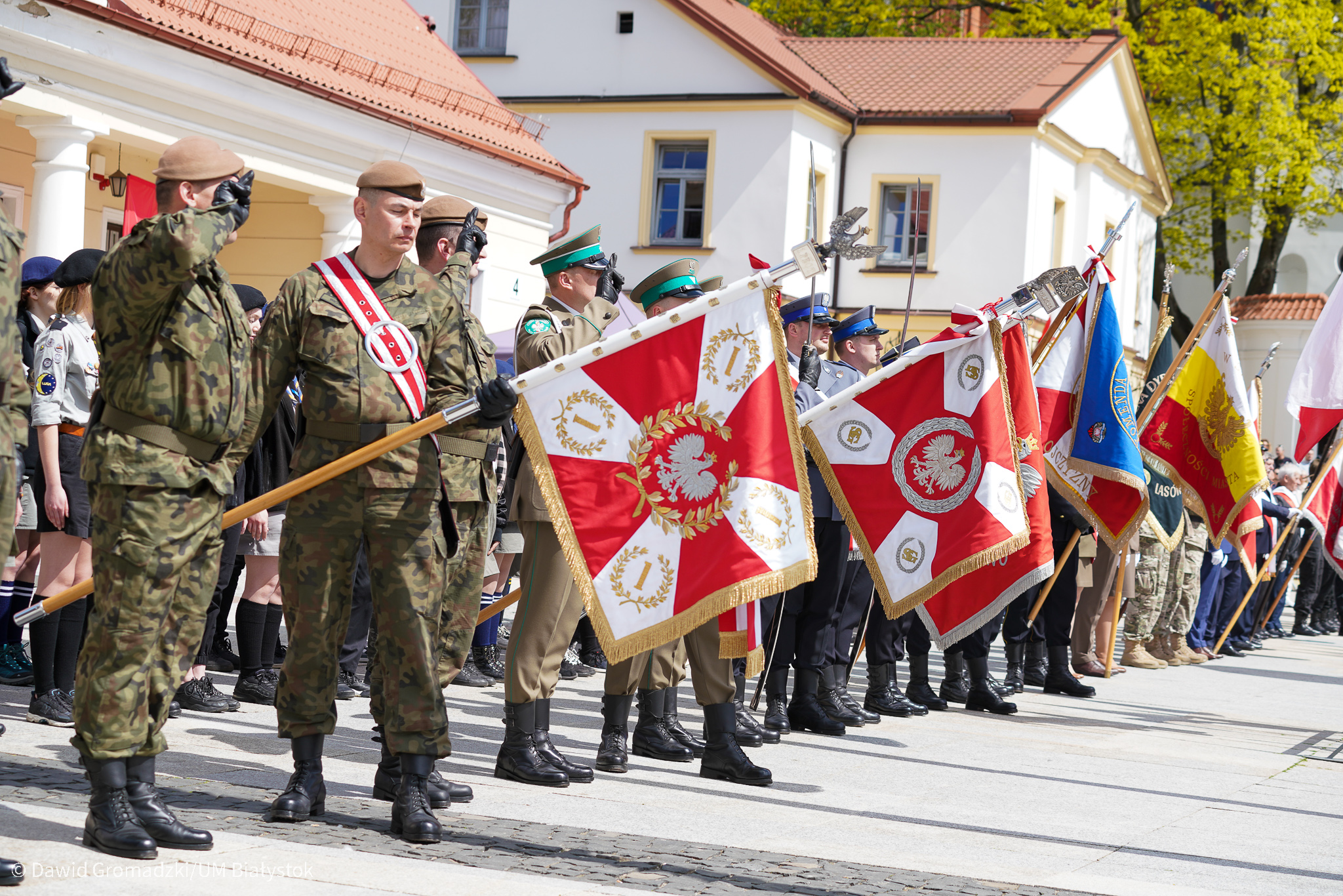 Żołnierze ze sztandarami na placu w Białymstoku podczas uroczystości majowych