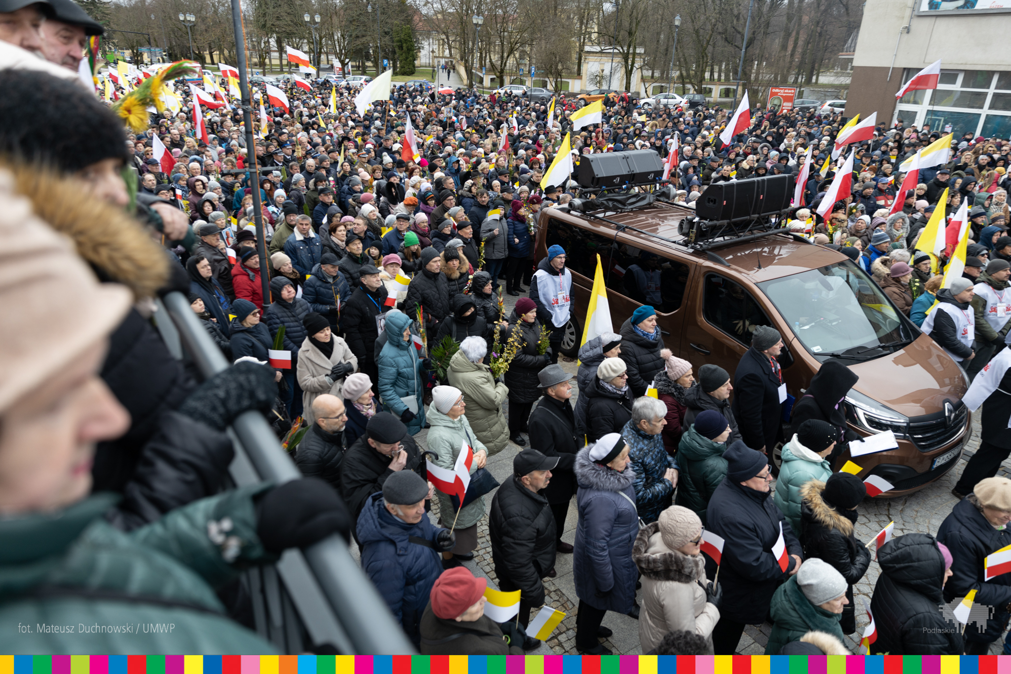 Tłumy ludzi przy samochodzie z nagłośnienim na dachu