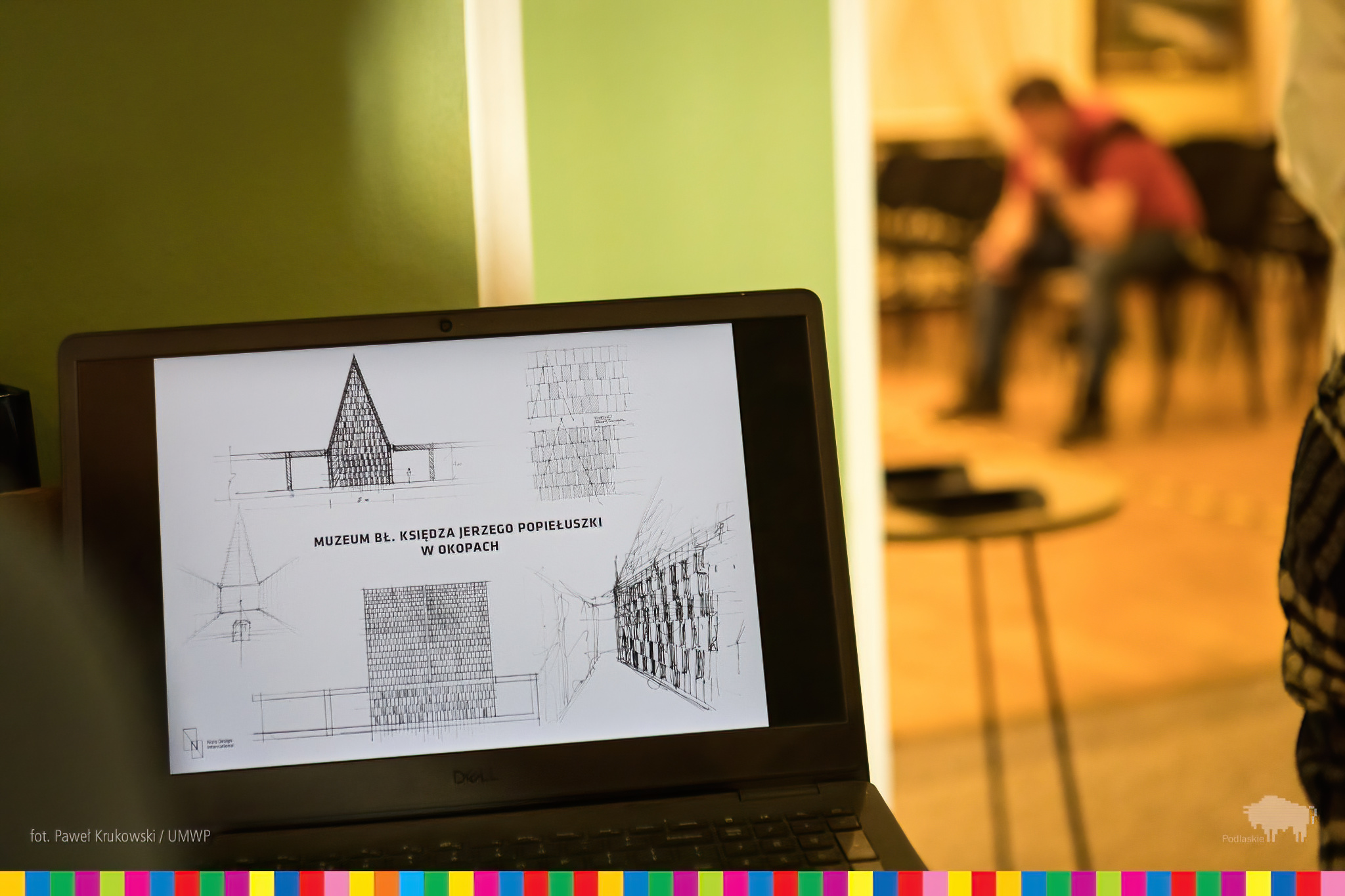 Zdjęcie pokazuje tablet z projektem muzeum.