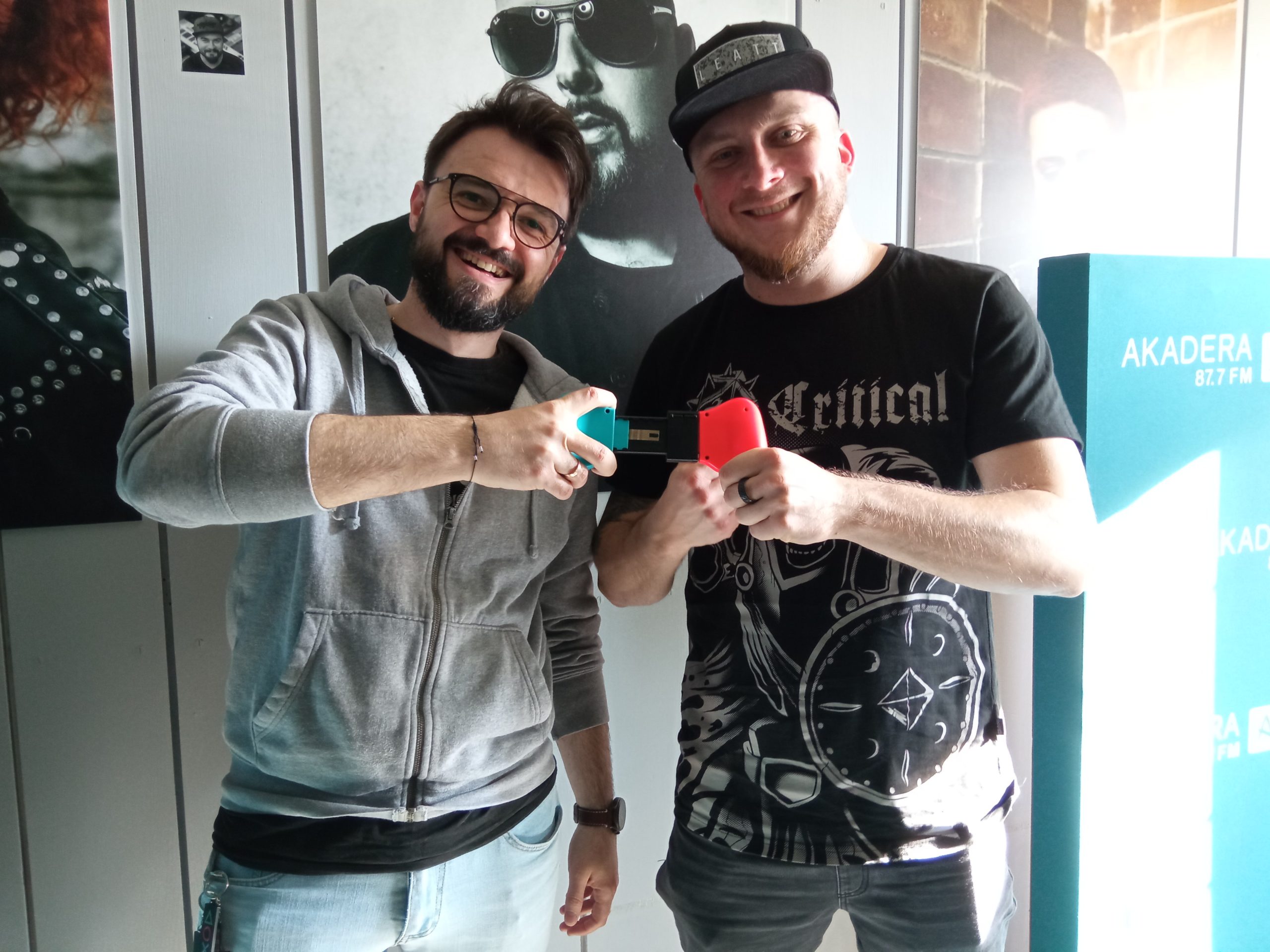 Młodzi mężczyźni trzymają w rękach model starej play station